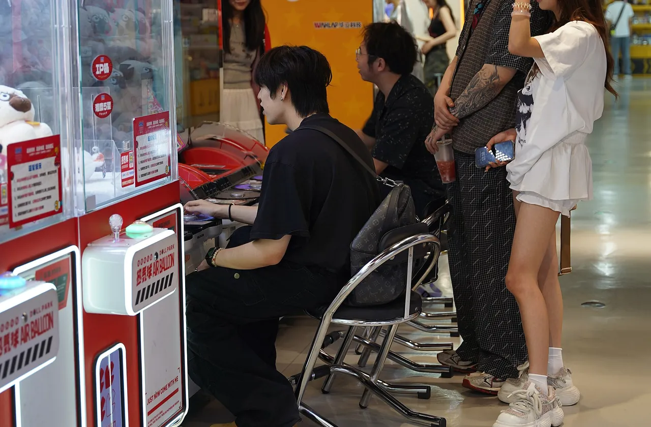 上海拱廊街道中的行人与城市光影